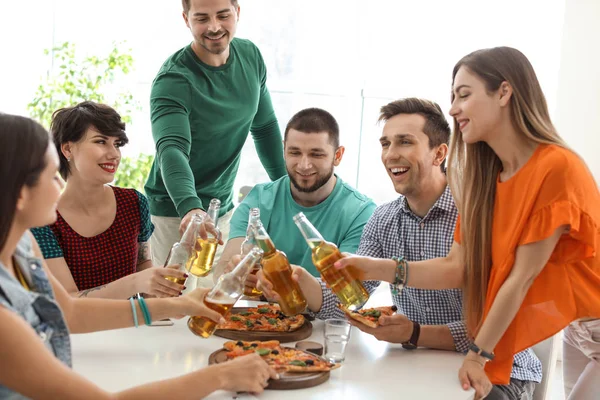 Jóvenes Divirtiéndose Con Deliciosa Pizza Interior — Foto de Stock