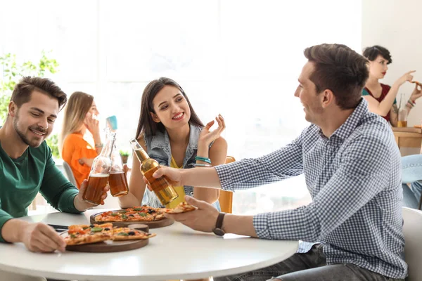 Jonge Mensen Plezier Partij Met Heerlijke Pizza Binnenshuis — Stockfoto