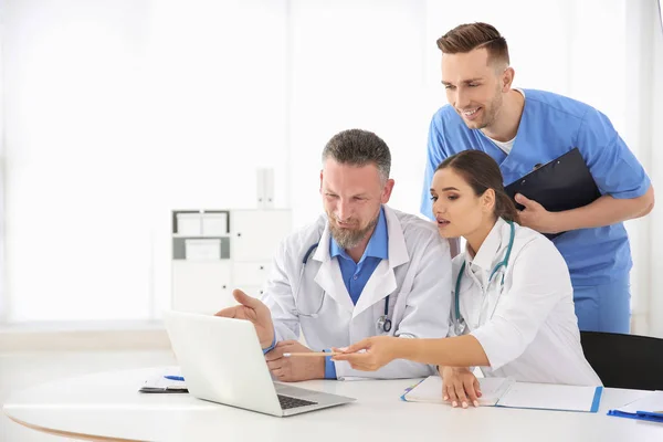 Groep Van Artsen Die Het Bijwonen Van Vergadering Kliniek Cardiologie — Stockfoto