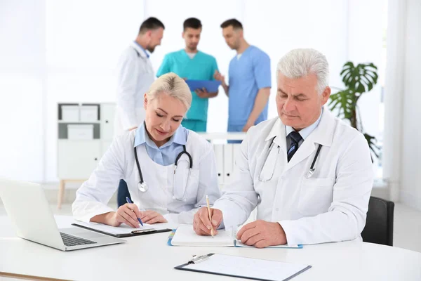 Groep Van Artsen Die Het Bijwonen Van Vergadering Kliniek Cardiologie — Stockfoto