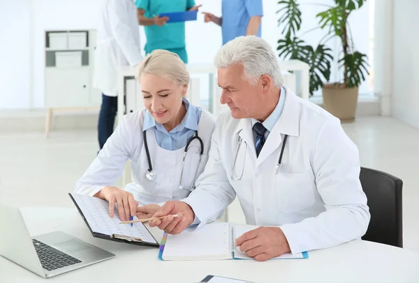 Gruppe Von Ärzten Die Sich Der Klinik Treffen Kardiologie Konferenz — Stockfoto