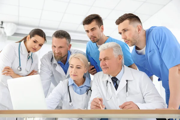 Gruppe Von Ärzten Die Sich Der Klinik Treffen Kardiologie Konferenz — Stockfoto