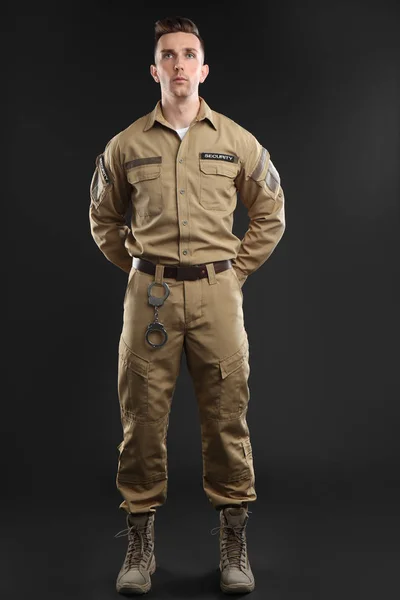 Manliga Säkerhetsvakt Uniform Mörk Bakgrund — Stockfoto