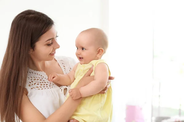 Jovem Mãe Com Seu Bebê Bonito Menina Casa — Fotografia de Stock