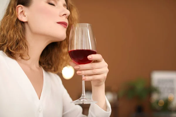 Kvinna Med Glas Utsökt Vin Inomhus — Stockfoto