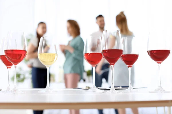 Bicchieri Con Vino Delizioso Persone Offuscate Sullo Sfondo — Foto Stock