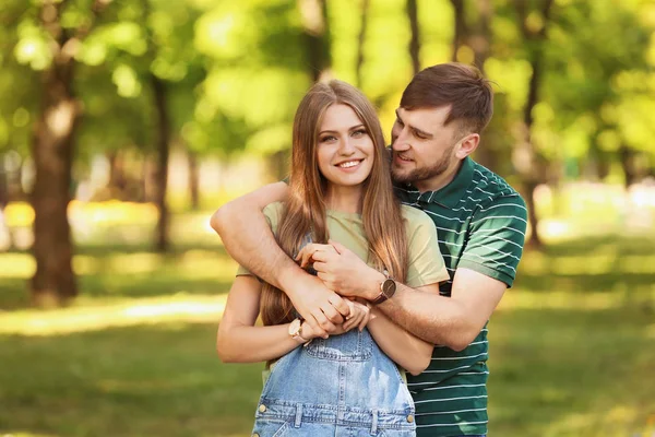 Joyeux Jeune Couple Dans Parc Verdoyant Jour Ensoleillé Printemps — Photo