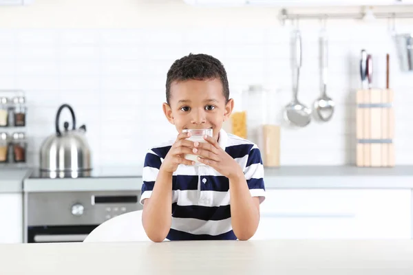 Adorable Chico Afroamericano Con Vaso Leche Cocina — Foto de Stock