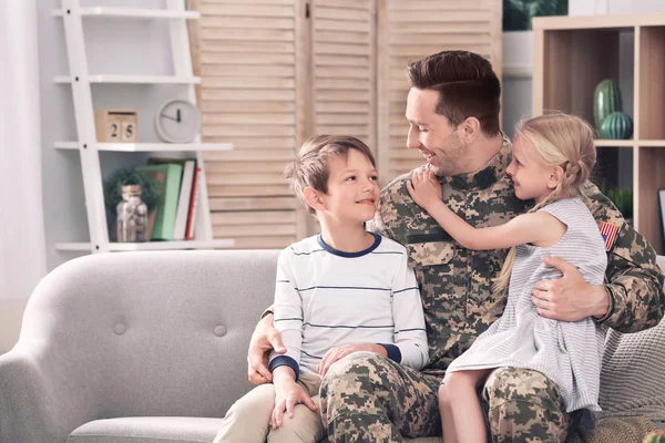 Jovem Uniforme Militar Com Seus Filhos Sofá Casa — Fotografia de Stock