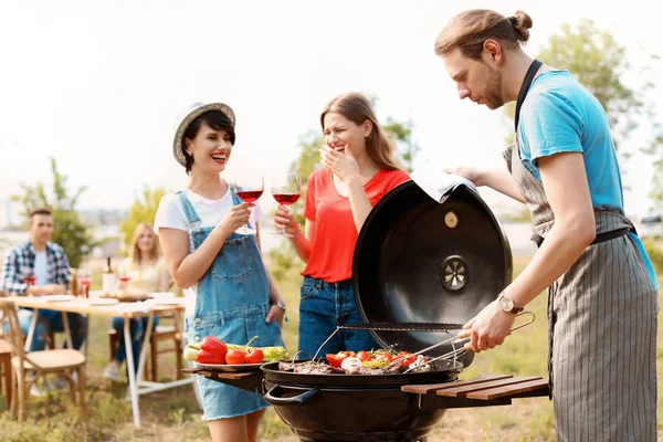 Giovani Che Fanno Barbecue Con Barbecue Moderno All Aperto — Foto Stock