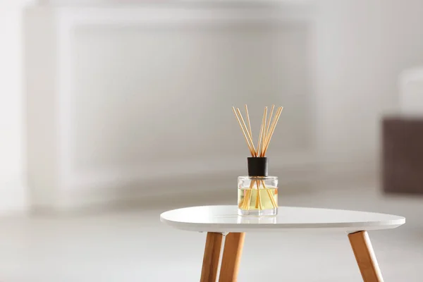 餐桌上的芳香芦苇空气清新剂对背景模糊的影响 — 图库照片