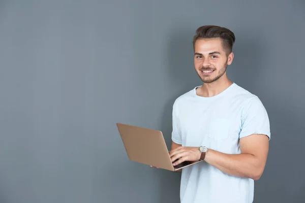 Homem Roupas Casuais Com Laptop Fundo Cor — Fotografia de Stock