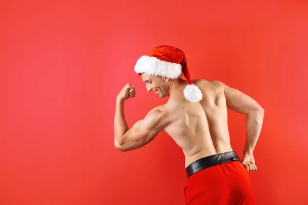 Young Muscular Man Santa Hat Color Background — Stock Photo, Image