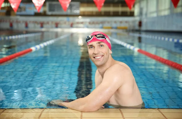 Yüzme havuzunda genç atletik erkek