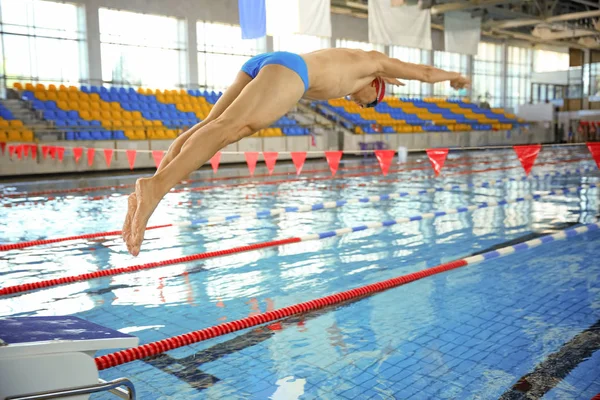 Mladý Atletický Muž Lyžích Bazénu — Stock fotografie