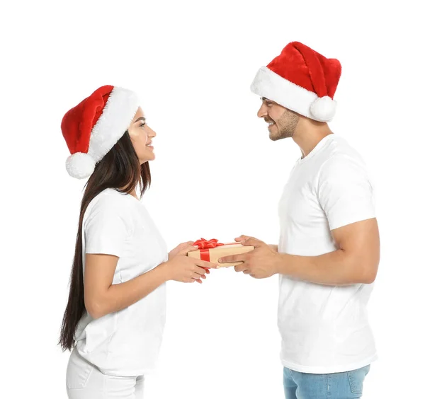 年轻男子赠送礼品盒给女朋友在白色背景 快乐夫妇庆祝圣诞节 — 图库照片