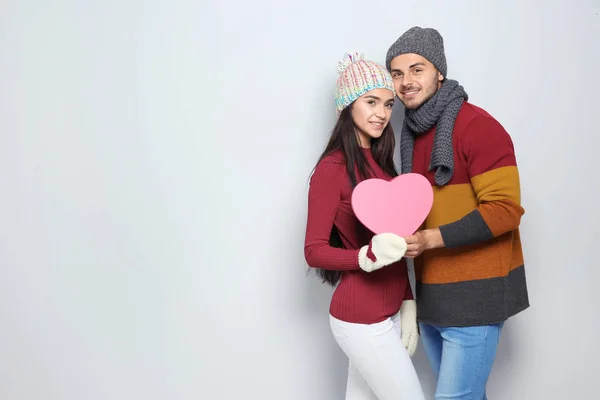 Jeune Couple Heureux Vêtements Chauds Tenant Coeur Rose Sur Fond — Photo