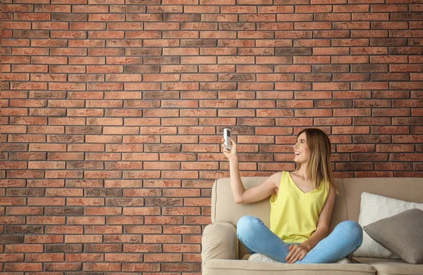 Mulher Com Condicionado Remoto Casa — Fotografia de Stock