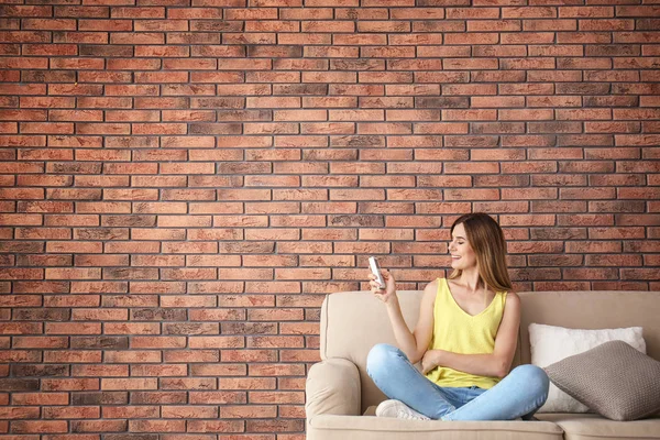 Mulher Com Condicionado Remoto Casa — Fotografia de Stock