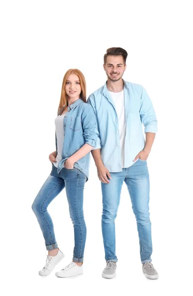 年轻夫妇在时尚牛仔裤白色背景 — 图库照片