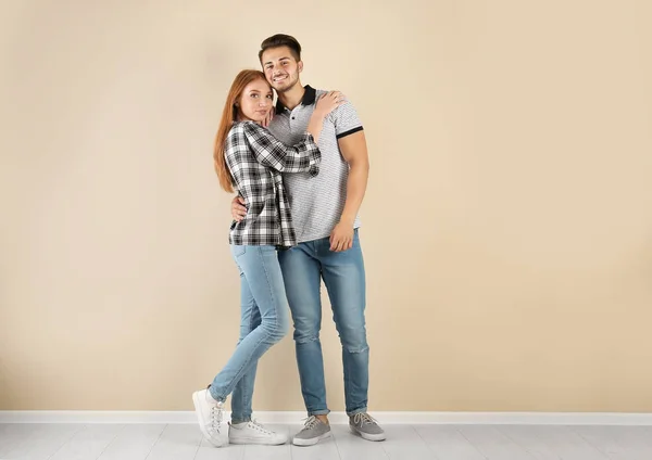 Pareja Joven Jeans Elegantes Cerca Pared Luz — Foto de Stock