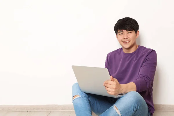 Homem Roupas Casuais Com Laptop Perto Parede Luz — Fotografia de Stock