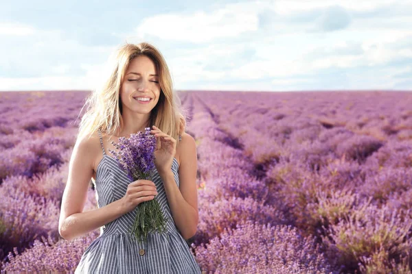 Jonge Vrouw Met Boeket Lavendel Veld — Stockfoto