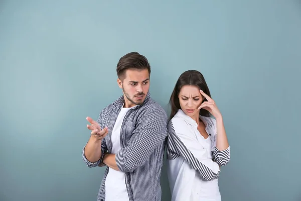 Aufgebracht Junges Paar Auf Farbigem Hintergrund Beziehungsprobleme — Stockfoto