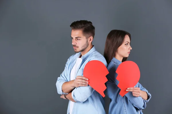 Pareja Joven Con Corazón Papel Roto Sobre Fondo Gris Problemas — Foto de Stock