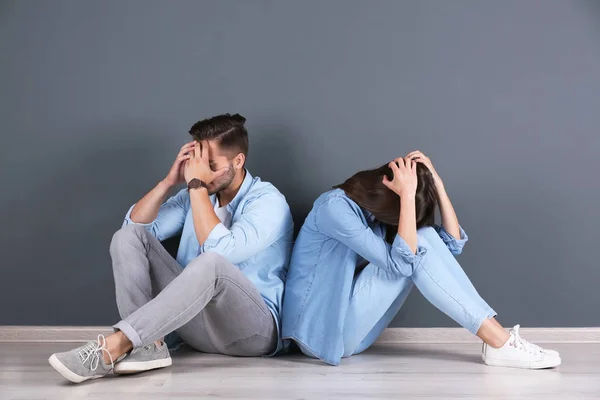 Jong Koppel Buurt Van Grijze Muur Verstoord Relatieproblemen — Stockfoto