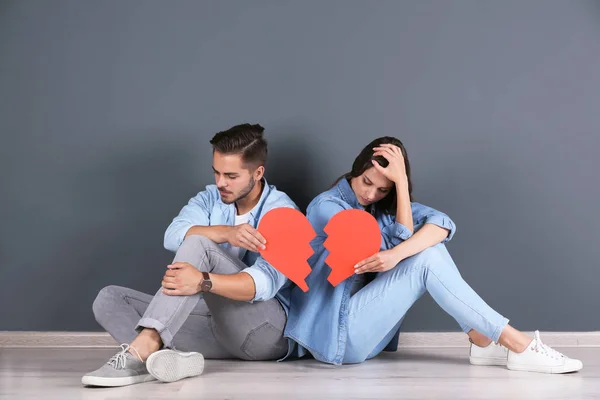 Jeune Couple Avec Coeur Papier Déchiré Intérieur Problèmes Relationnels — Photo