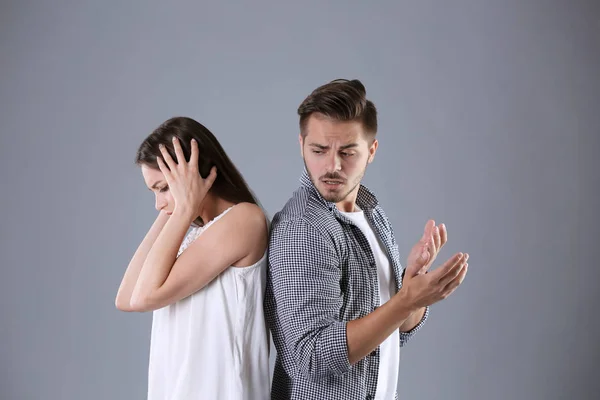 Casal Jovem Tendo Discussão Sobre Fundo Cinza Problemas Relacionamento — Fotografia de Stock