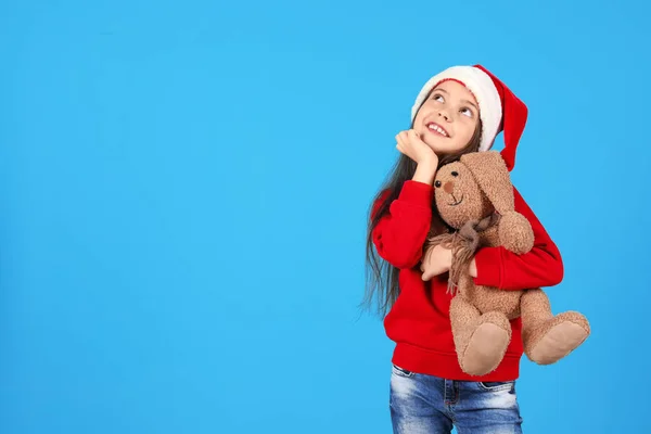 Мила Маленька Дитина Капелюсі Санта Іграшковим Кроликом Кольоровому Фоні Святкування — стокове фото