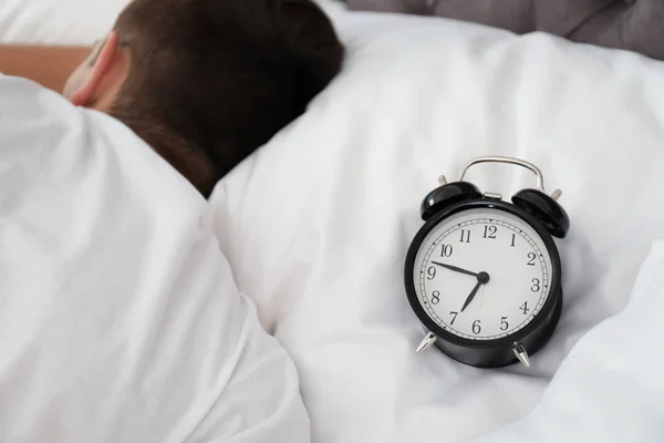 Analog Alarm Saat Uykulu Adam Yatakta Günün Saati — Stok fotoğraf