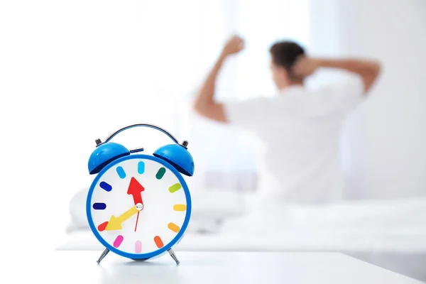 Relógio Alarme Analógico Homem Desfocado Fundo Hora Dia — Fotografia de Stock