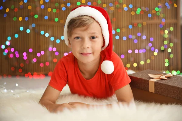 Criança Bonito Chapéu Santa Com Caixa Presente Natal Deitado Chão — Fotografia de Stock