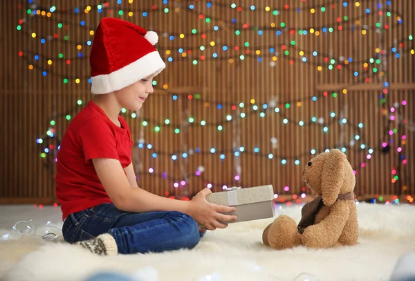 흐린된 장난감 토끼에 크리스마스 상자를 모자에서 귀여운 — 스톡 사진