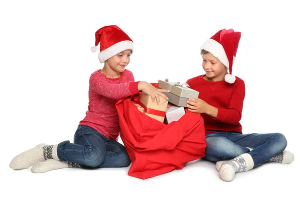 Милі Маленькі Діти Санта Капелюхах Витягують Подарункові Коробки Червоної Різдвяної — стокове фото