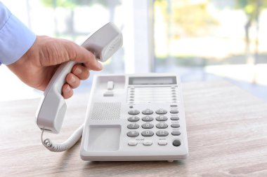 Adam masada kapalı telefon tespit