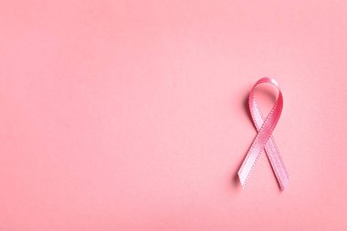 Pembe kurdele renk arka plan, üstten görünüm üzerinde. Kanseri bilinçlendirme