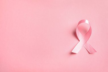 Pembe kurdele renk arka plan, üstten görünüm üzerinde. Kanseri bilinçlendirme