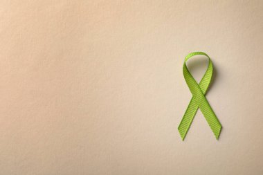 Şerit renk arka plan üzerinde yeşil, görünümü top. Kanseri bilinçlendirme