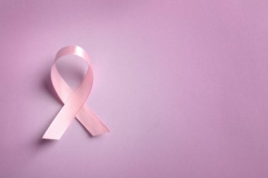 Pembe kurdele renk arka plan, üstten görünüm üzerinde. Kanseri bilinçlendirme