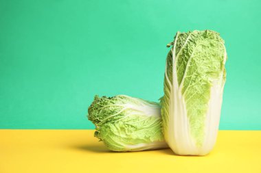 Renk arka plan üzerinde olgunlaşmış taze lahana