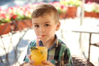 Doğal limonata kafede cam ile sevimli çocuk