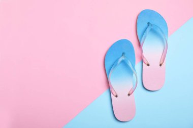 Şık plaj Flip-flop renk arka plan, üstten görünüm