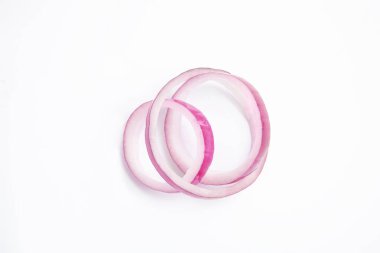 Beyaz zemin üzerine kırmızı soğan taze dilim