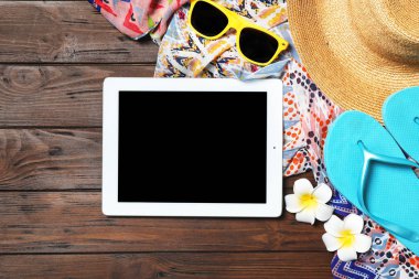 Plaj nesneleri ve tablet ahşap arka plan üzerinde düz yatıyordu kompozisyonu