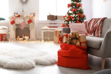 Oda iç Noel ağacı ve Noel Baba'nın çanta hediye
