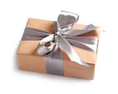 Güzel hediye kutusu beyaz zemin üzerine sarılmış